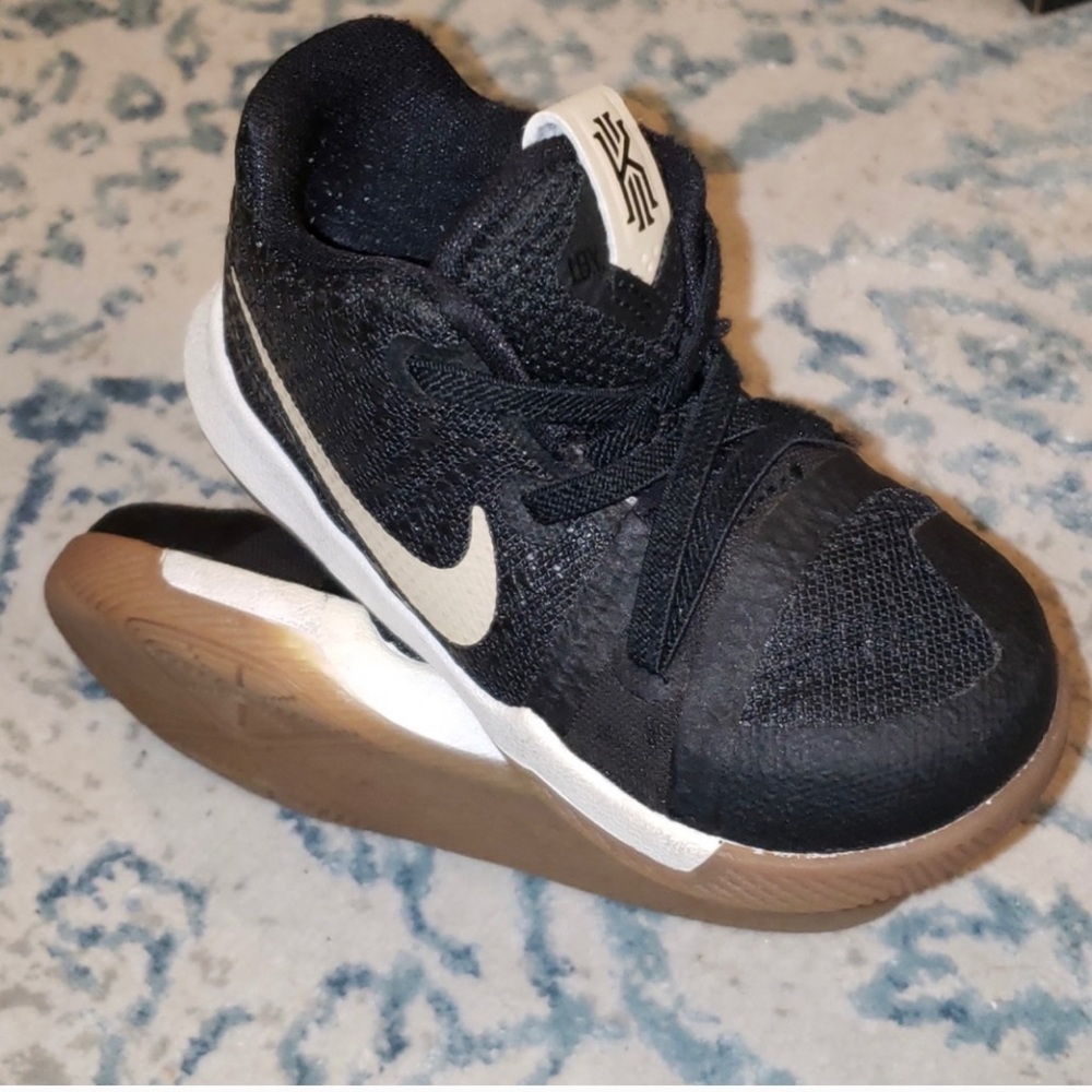 Nike Kyrie Irvin black and cream shoes size 7c